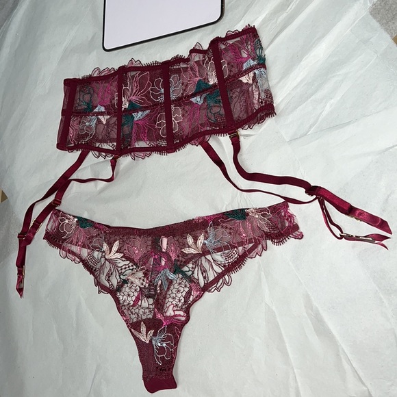 (L) 2pcs Victoria’s Secret Floral Embroidered Set Garter and Thong Panty - Picture 4 of 14